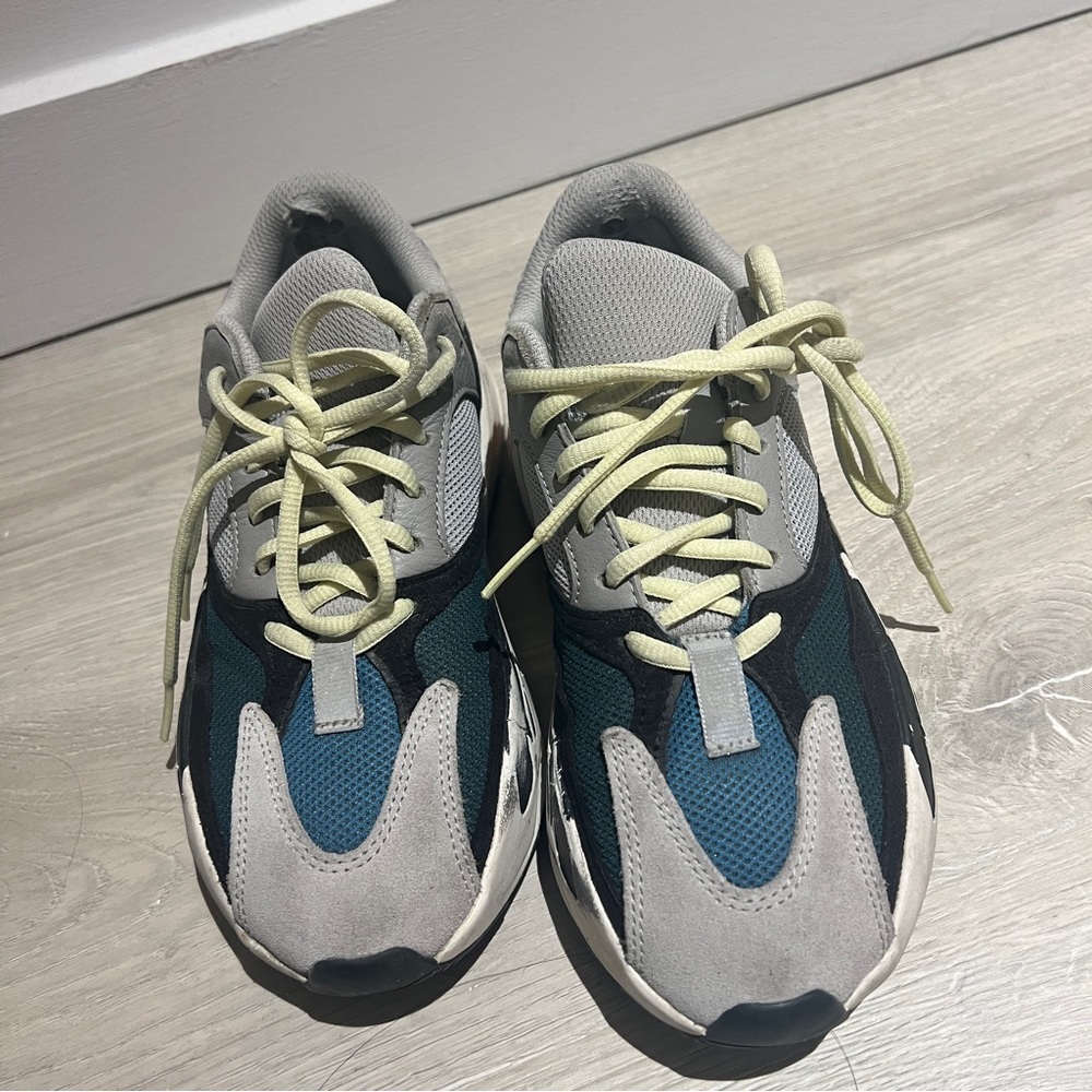 USED adidas Yeezy boost 700 OG NO BOX